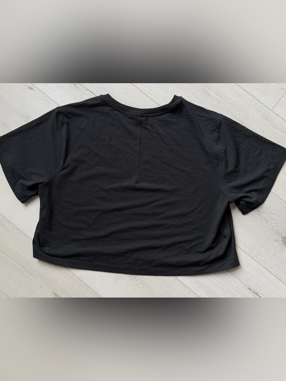 Lululemon women’s cropped T-shirt